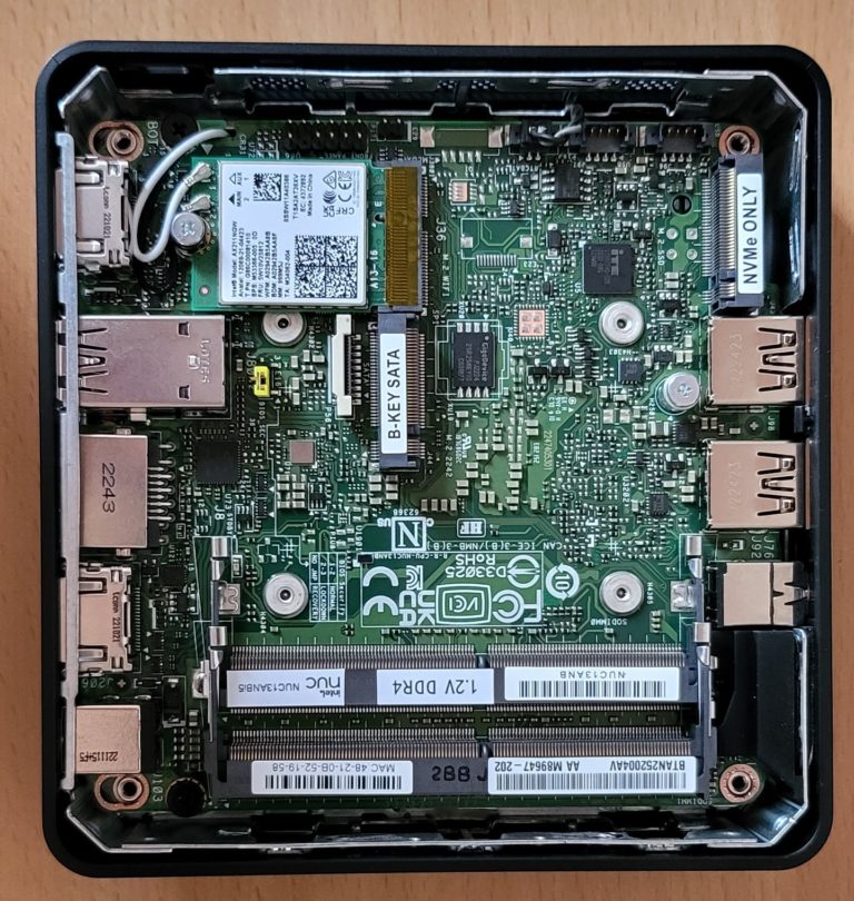 Composants du mini-ordinateur NUC en cours de montage
